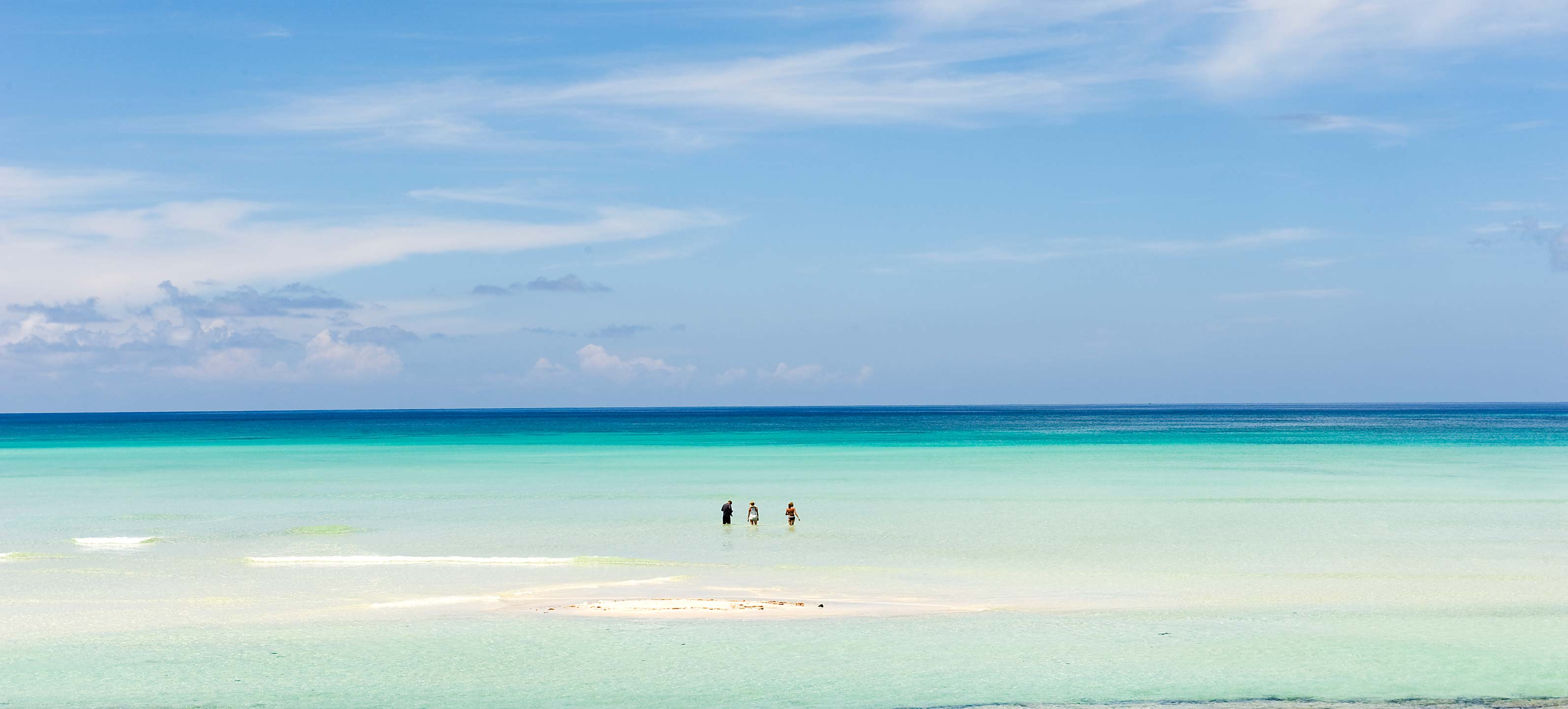 Strand und Badeurlaub in Vamizi Insel Mosambik Strandspaziergang Indischer Ozean