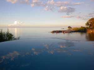 Lake Malawi Infinity Pool Sonnenuntergang Blue Zebra