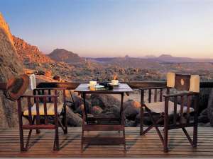 Mowani Mountain Camp im Damaraland Tisch Kaffee Sonnenuntergang Namibias Norden