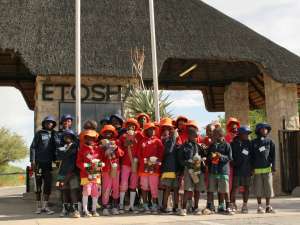 Nachhaltiges Reisen in Namibia Etosha Park Kinder